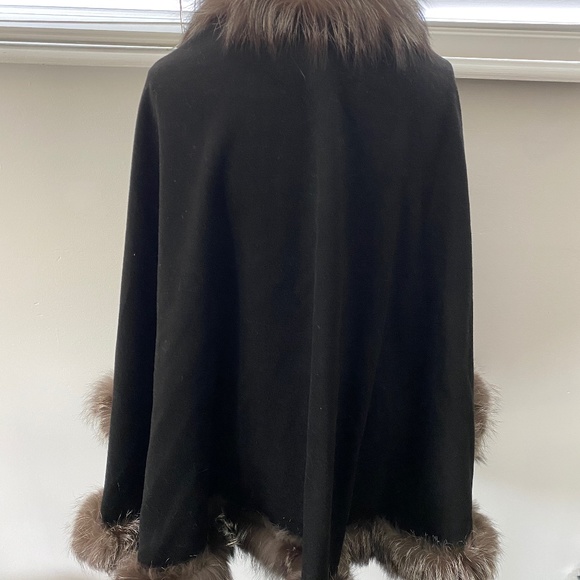 VOLARE New York Cashmere Black Shall with Fox Fur Trim - Picture 5 of 12